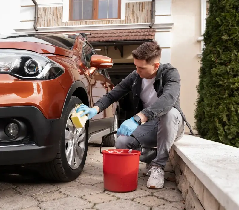 Lavage auto à domicile Moltifao : professionnel intervenant sur un véhicule